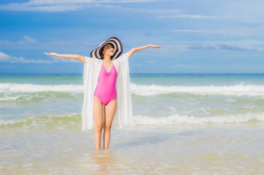 Güzel bir Asyalı kadının portresi. Plaj okyanusunda rahatla. Tatil gezisinde gülümse.