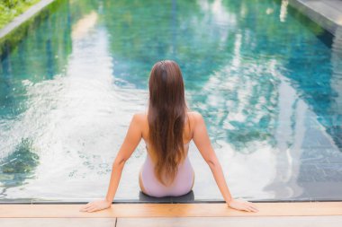 Güzel bir Asyalı kadın portresi. Rahatlayın. Rahatınıza bakın.