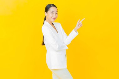 Portre güzel Asyalı kadın gülümsüyor. Renkli arka planda hareket var.