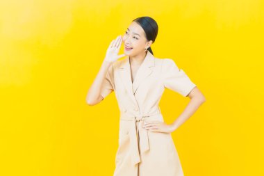 Portre güzel Asyalı kadın gülümsüyor. Renkli arka planda hareket var.