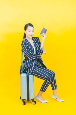 Çantalı ve pasaportlu güzel Asyalı kadın seyahate hazır.