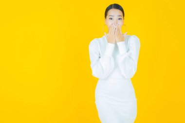 Portre güzel Asyalı kadın gülümsüyor. Renkli arka planda hareket var.