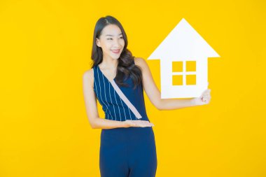 Ev ya da kağıt tabelalı güzel Asyalı kadın portresi