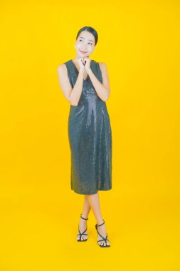 Portre güzel Asyalı kadın gülümsüyor. Renkli arka planda hareket var.