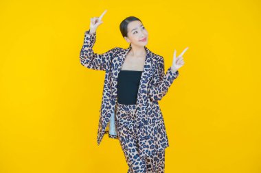 Portre güzel Asyalı kadın gülümsüyor. Renkli arka planda hareket var.