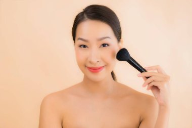 Güzellik kaplıcaları ve kozmetik makyaj anlayışı olan Asyalı güzel bir kadın portresi.