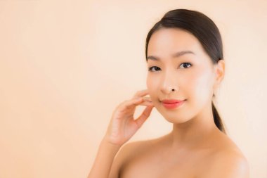 Güzellik kaplıcaları ve kozmetik makyaj anlayışı olan Asyalı güzel bir kadın portresi.