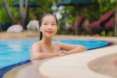 Güzel bir Asyalı kadın portresi. Rahatına bak. Rahatına bak.