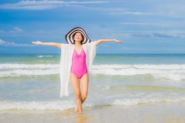 Güzel bir Asyalı kadının portresi. Plaj okyanusunda rahatla. Tatil gezisinde gülümse.