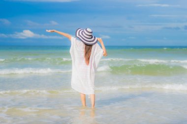 Güzel bir Asyalı kadının portresi. Plaj okyanusunda rahatla. Tatil gezisinde gülümse.