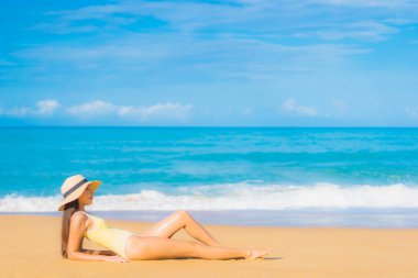 Güzel bir Asyalı kadın portresi. Rahatlayın. Gülümseyin.