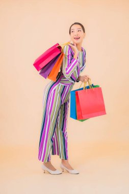 Renkli alışveriş çantalı güzel bir Asyalı kadın portresi.