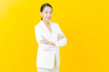 Portre güzel Asyalı kadın gülümsüyor. Renkli arka planda hareket var.