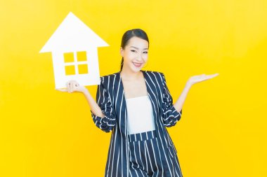 Ev ya da kağıt tabelalı güzel Asyalı kadın portresi