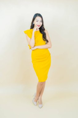 Portre güzel Asyalı kadın gülümsüyor. Renkli arka planda hareket var.