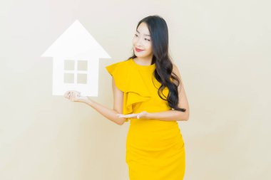 Ev ya da kağıt tabelalı güzel Asyalı kadın portresi