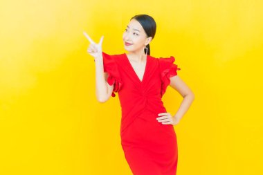 Portre güzel Asyalı kadın gülümsüyor. Renkli arka planda hareket var.