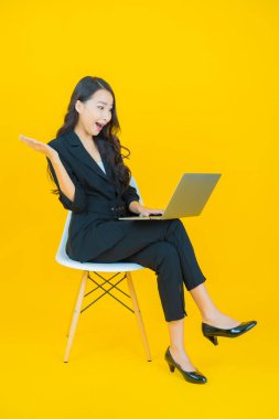 Asyalı güzel bir kadının portresi bilgisayarla izole edilmiş arka planda gülümsüyor.