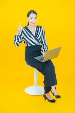 Portre güzel Asyalı kadın gülümsüyor. Renkli arka planda hareket var.