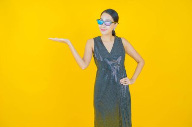 Güzel bir Asyalı kadın portresi. Arka planda 3 boyutlu gözlük takıyor.