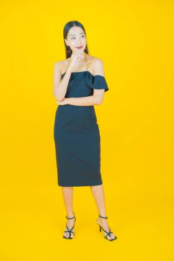 Portre güzel Asyalı kadın gülümsüyor. Renkli arka planda hareket var.