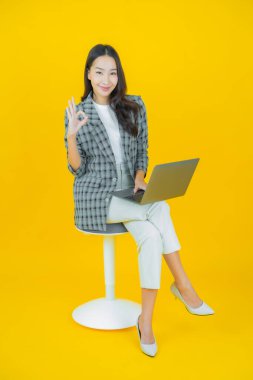 Asyalı güzel bir kadının portresi bilgisayarla izole edilmiş arka planda gülümsüyor.