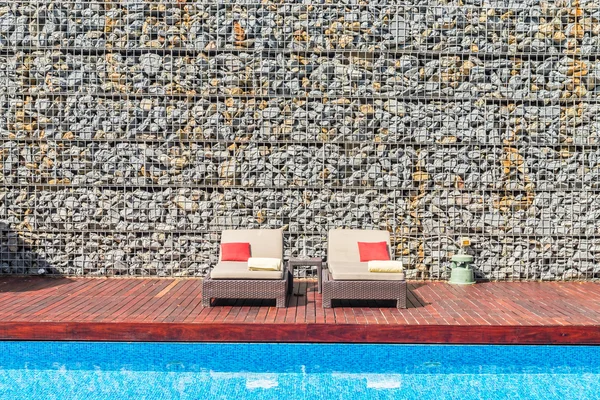Cadeiras e piscina resort — Fotografia de Stock