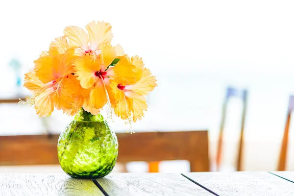Fiori in vaso su tavolo di legno — Foto Stock