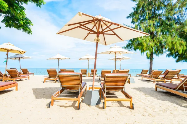 Guarda-chuvas e cadeiras na praia tropical — Fotografia de Stock