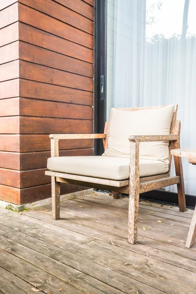 Chaise en bois sur terrasse extérieure — Photo