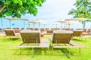 şemsiye ve plaj sandalyeleri