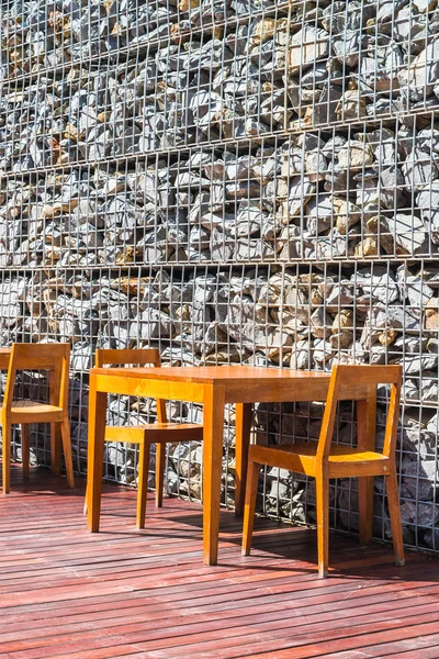 Holztisch und Stühle — Stockfoto