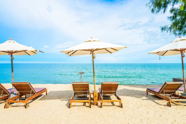 Sonnenschirme und Liegestühle am Strand — Stockfoto