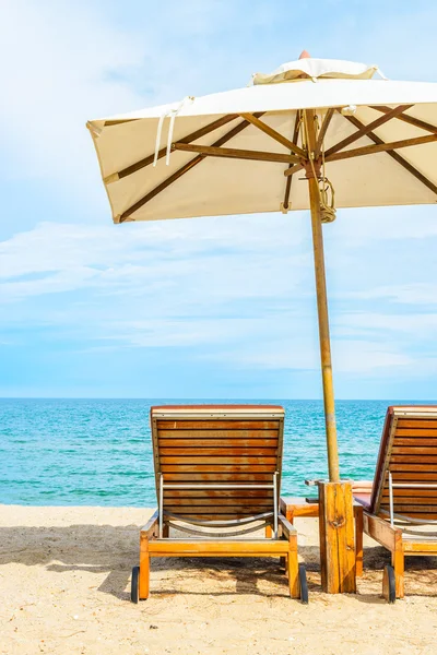 Parasol et chaises longues sur la plage — Photo