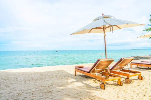 Parasol et chaises longues sur la plage — Photo