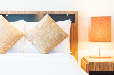 Otel odasında yatak yastık