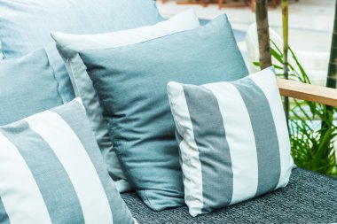 Odadaki kanepede yastıklar.