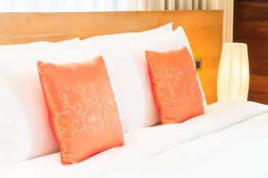 Turuncu yastıklar dekorasyon yatak odası