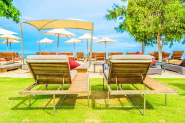 şemsiye ve plaj sandalyeleri