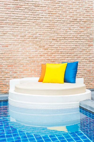 Kolorowe poduszki na sofie — Zdjęcie stockowe