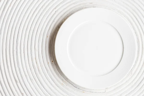 Weißer Teller auf Holzhintergrund — Stockfoto
