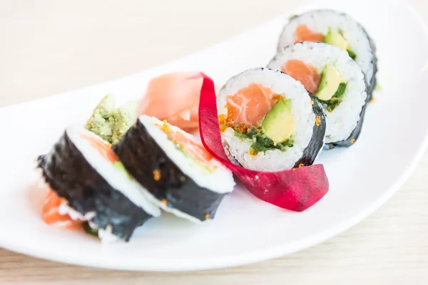 Sushi roll salmón maki —  Fotos de Stock