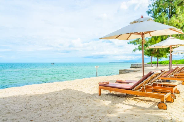 Sombrillas y sillas de playa — Foto de Stock