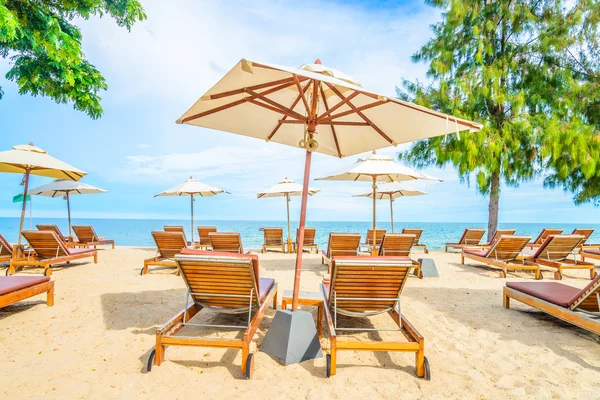 Parasols et chaises longues sur la plage — Photo