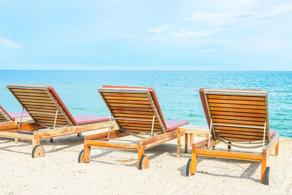 Güzel tropikal plaj sandalye — Stok fotoğraf
