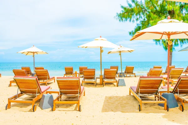 Зонты и стулья на пляже — стоковое фото