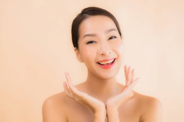 Güzellik kaplıcaları ve kozmetik makyaj anlayışı olan Asyalı güzel bir kadın portresi.