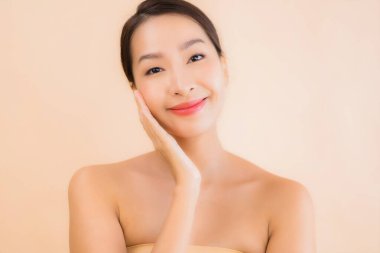 Güzellik kaplıcaları ve kozmetik makyaj anlayışı olan Asyalı güzel bir kadın portresi.