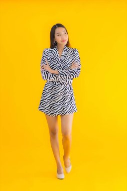 Güzel Asyalı bir kadının portresi mutlu bir şekilde gülümsüyor.