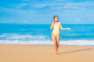 Güzel bir Asyalı kadın portresi. Rahatlayın. Gülümseyin.